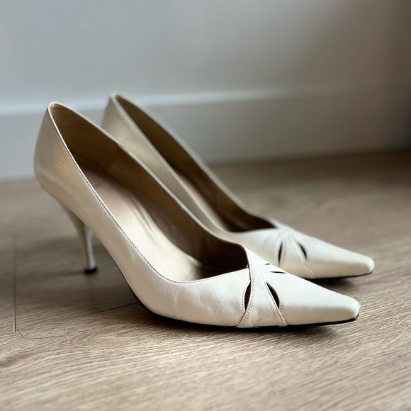 Vintage Stuart Weitzman White/Cream Pointed-Toe Leather Pumps Heels - Picture 3 of 9
